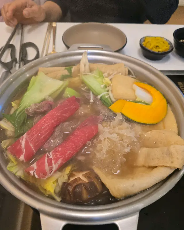 맛있게 끓고 있는 샤브샤브