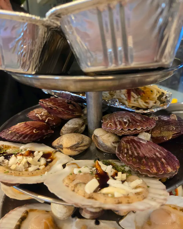 3단으로 쌓아 올려진 조개구이의 측면 모습