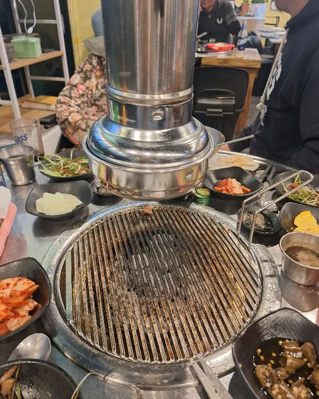 깔끔하게 정돈된 테이블과 숯불