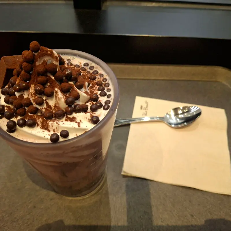 초콜릿 토핑이 가득한 음료