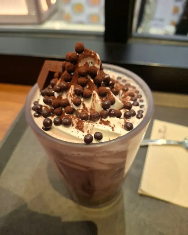 초콜릿 토핑이 듬뿍 올라간 음료