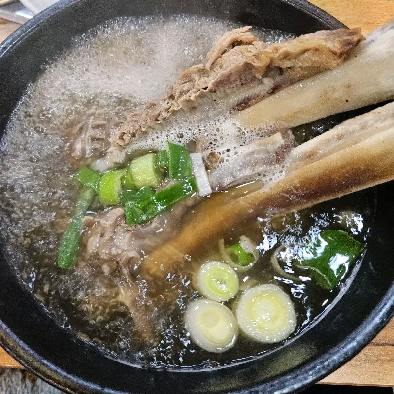 갈비탕 속 큼지막한 갈빗대