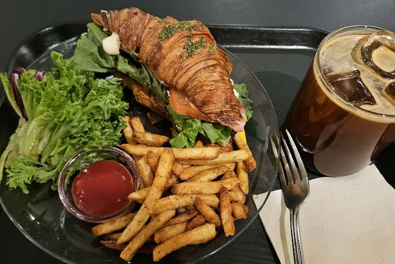 푸짐한 크루아상 샌드위치