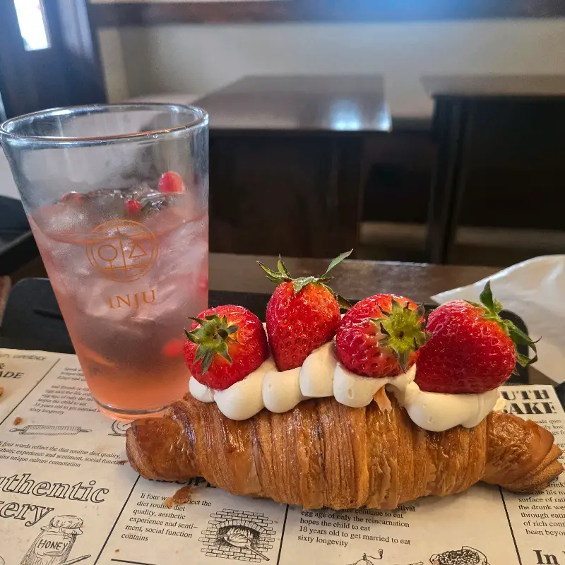 딸기 크루아상과 음료