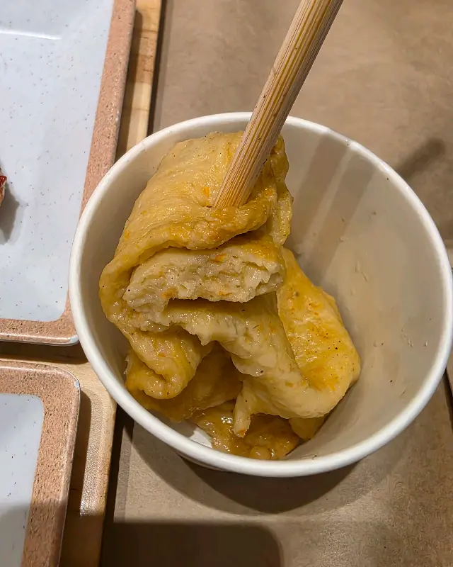 샐러드바의 따뜻한 어묵꼬치