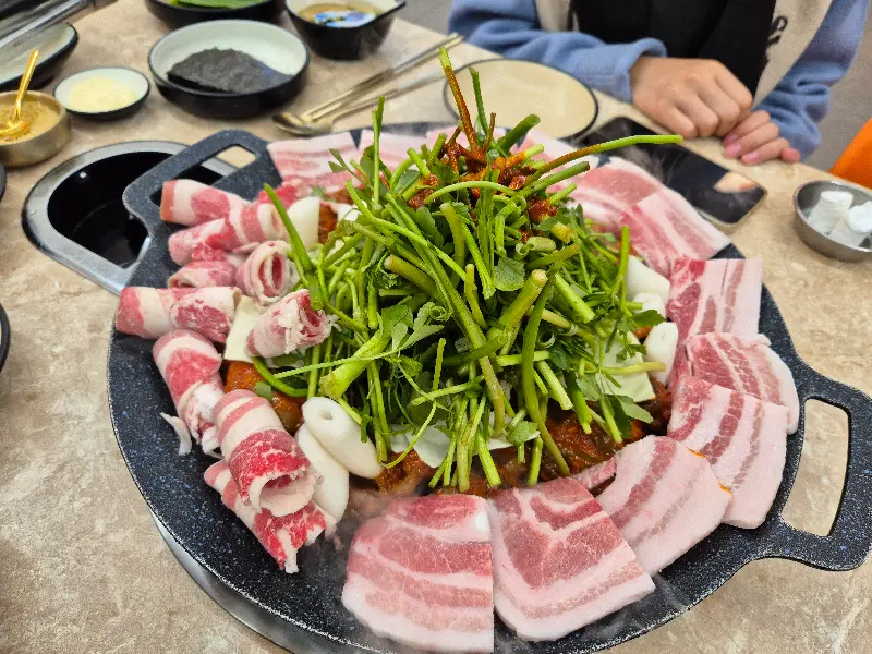 푸짐한 쭈꾸미 삼겹살 한 상 차림