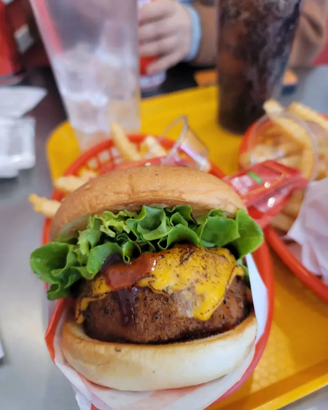 수제버거와 음료