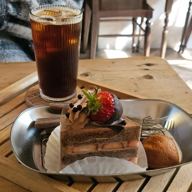 더반베이크샵, 두바이 초코 딸기 케이크