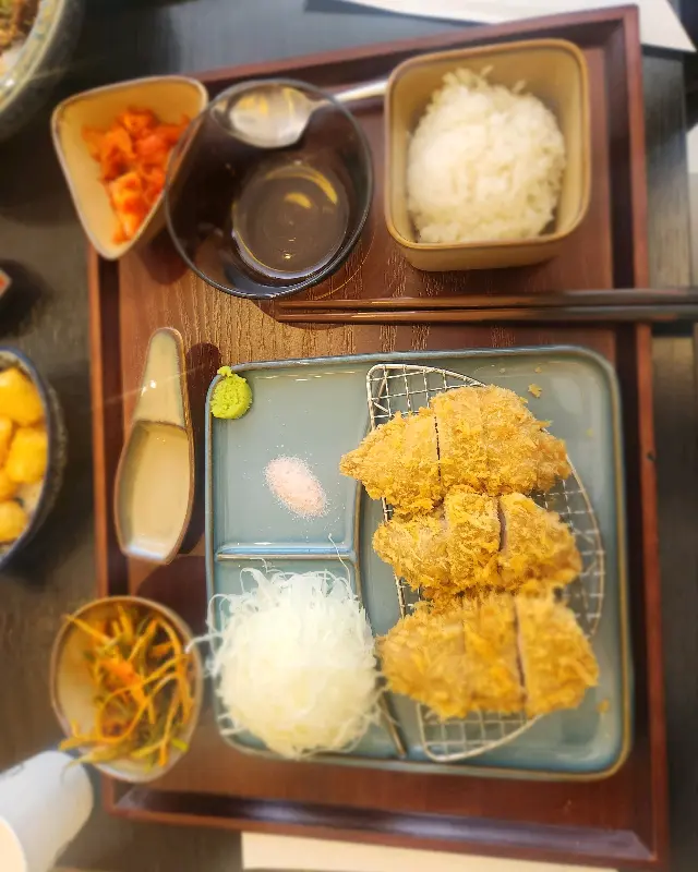 바삭한 튀김옷이 매력적인 돈까스