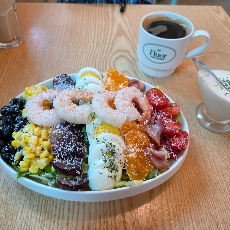 콥샐러드와 커피