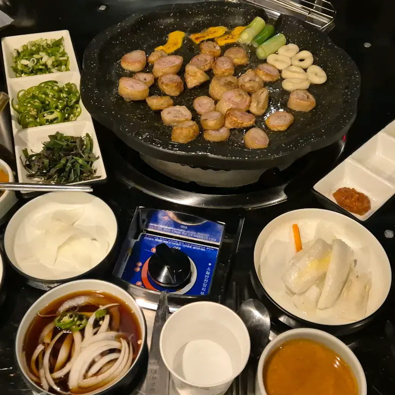 푸짐하게 차려진 연막창의 한 상 차림