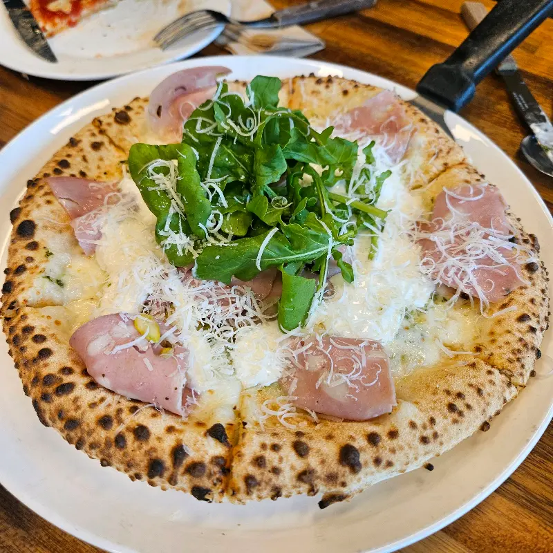 루꼴라가 올라간 피자