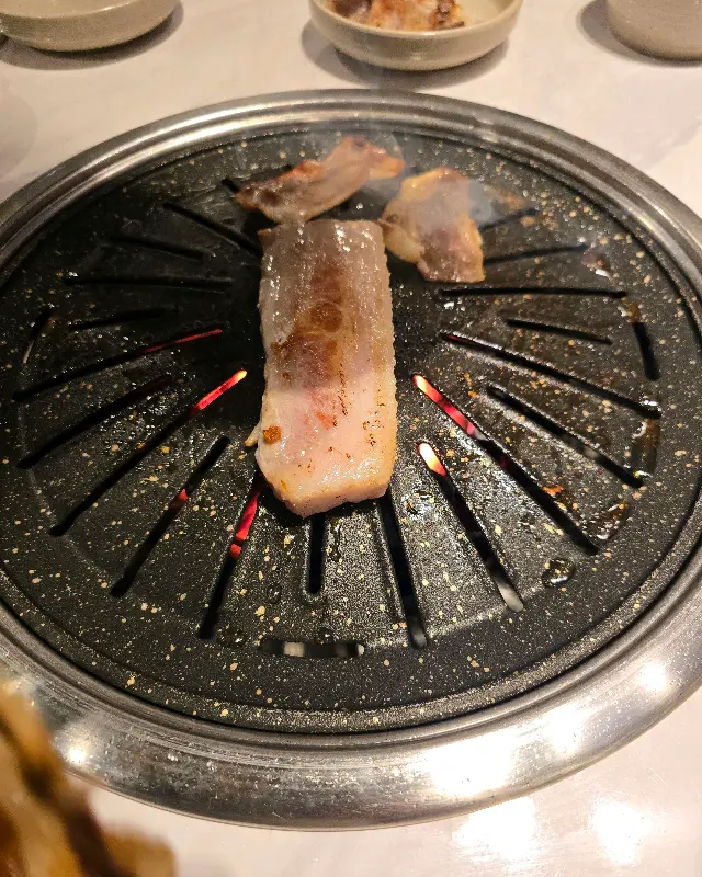 숯불 위에서 구워지고 있는 삼겹살