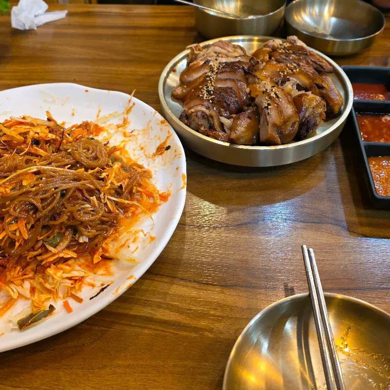 푸짐한 한 상 차림, 족발, 막국수, 밑반찬까지 완벽해!