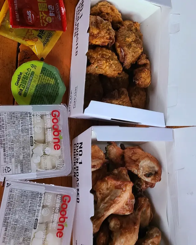 다양한 소스와 함께 즐기는 굽네치킨