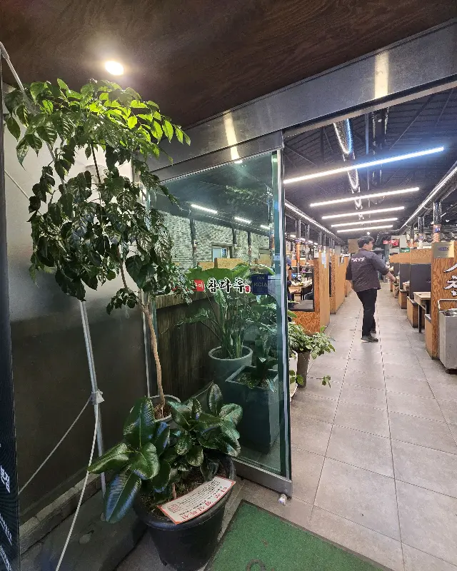 넓고 깔끔한 참다루 내부