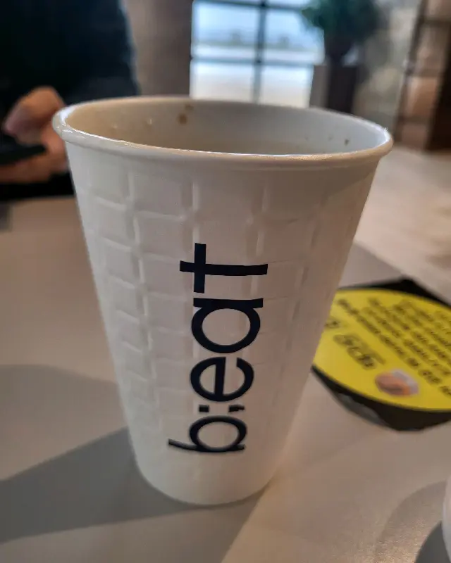 b;eat 로고가 새겨진 종이컵