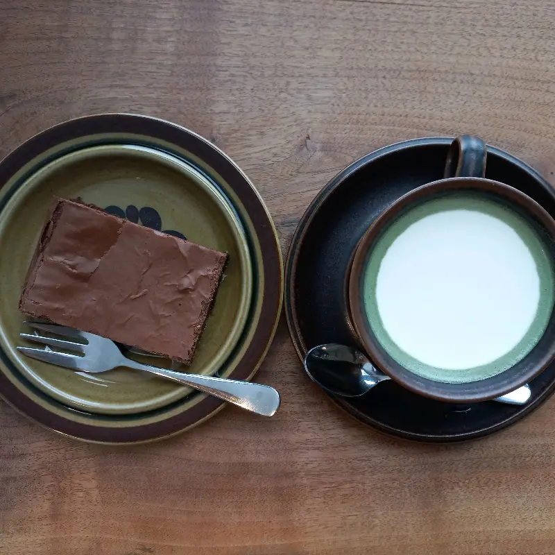 슬랩의 맛있는 브라우니와 커피