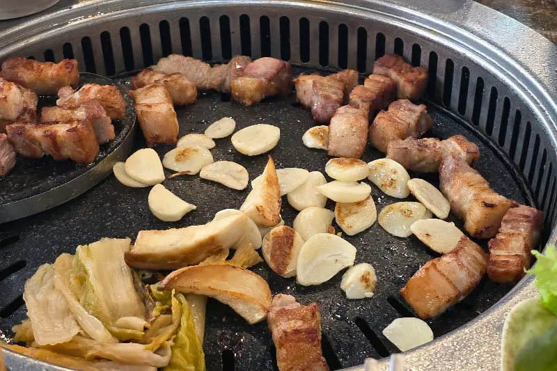 노릇하게 구워진 삼겹살