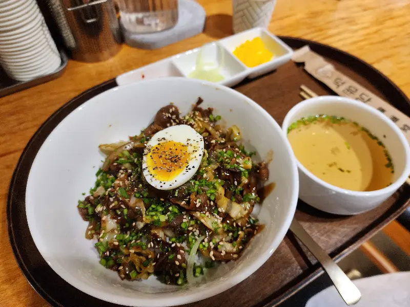 윤기가 흐르는 오리제육덮밥과 맑은 국물