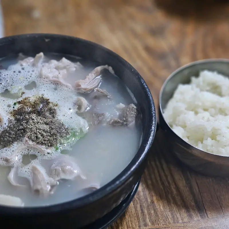 뽀얀 국물이 인상적인 순대국밥
