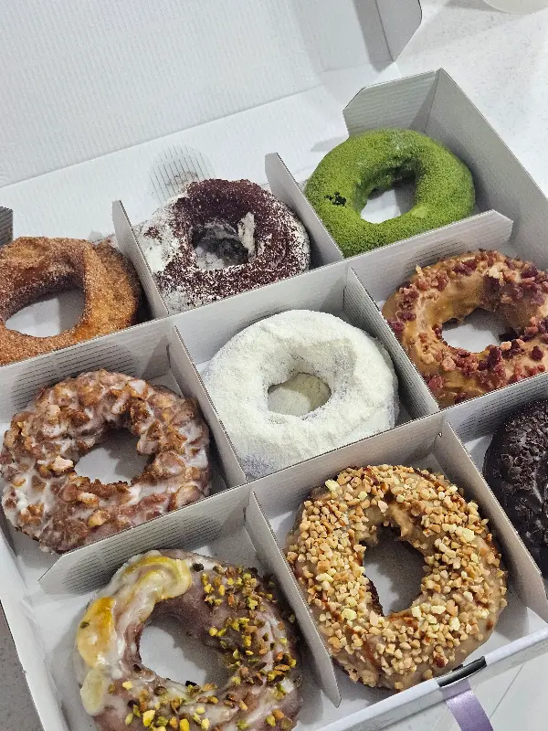 선물 포장된 도넛 세트