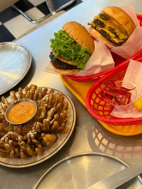 통새우버거와 블루밍 어니언