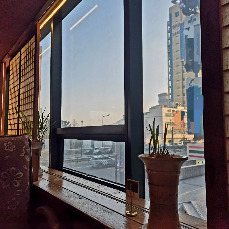 창밖 풍경을 바라보며 여유를 즐길 수 있는 공간.