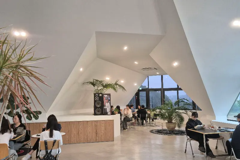 카페 내부의 테이블과 의자