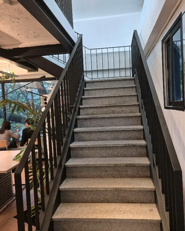 2층으로 올라가는 계단