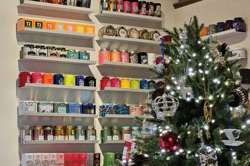 다양한 차 종류가 진열된 모습