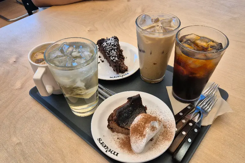 메이커스 라떼와 바스크 치즈 케이크