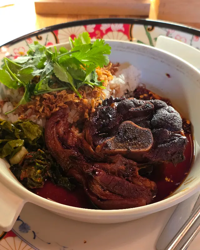 족밥 한 그릇 뚝딱! 힙스터 맛집 인정!