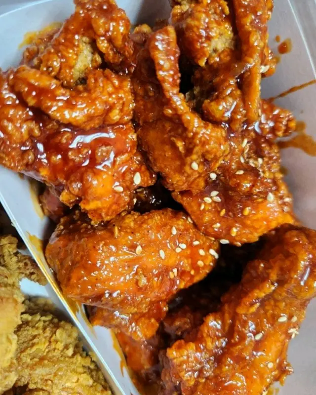 매콤달콤한 양념이 듬뿍 묻어있는 고추단짠 치킨