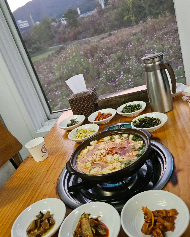 창밖 풍경이 보이는 테이블 좌석