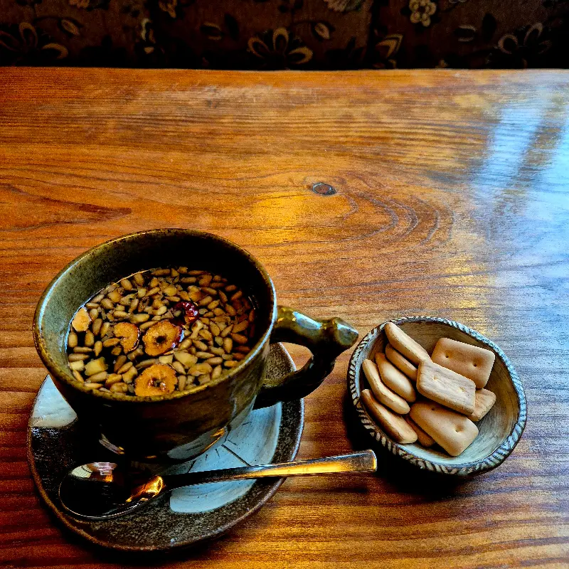 십전대보탕과 약과의 조화. 찻잔도 앤티크한 분위기를 더한다.