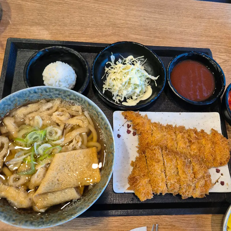 우동 정식의 푸짐한 구성