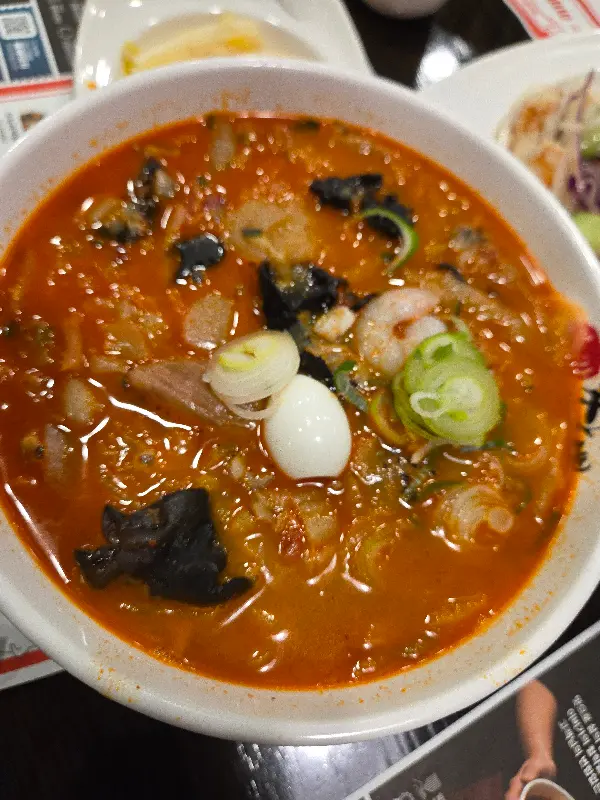 채 썬 양파가 듬뿍 올려진 탕수육