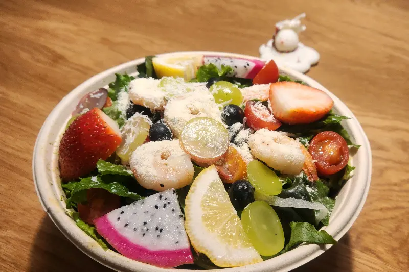 다채로운 색감의 샐러드