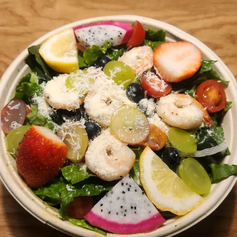 신선한 재료가 가득한 샐러드