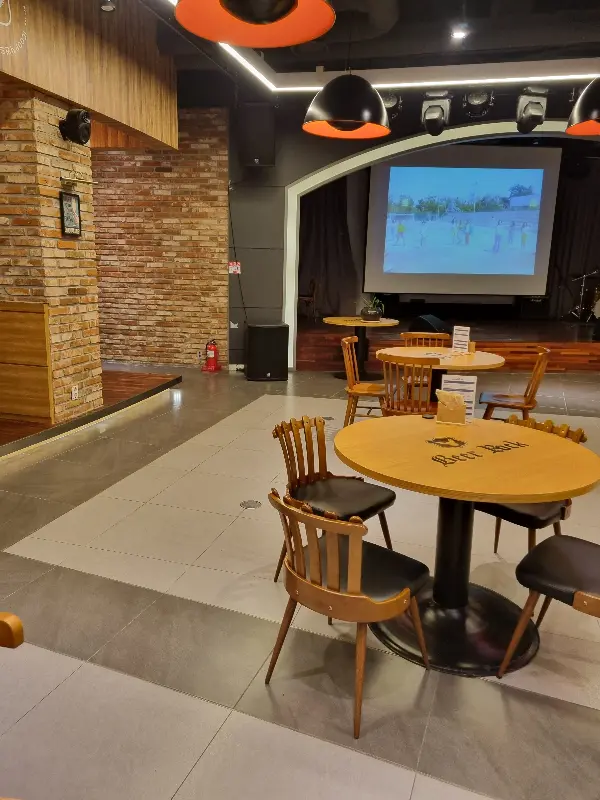 넓은 매장 내부