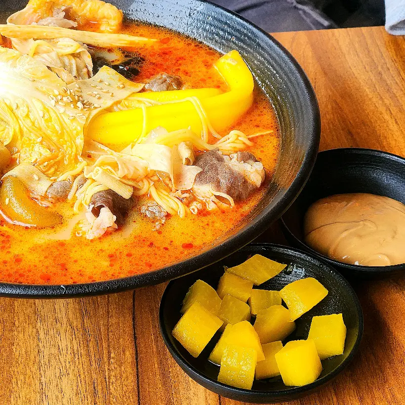 마라탕과 함께 제공되는 땅콩 소스와 단무지