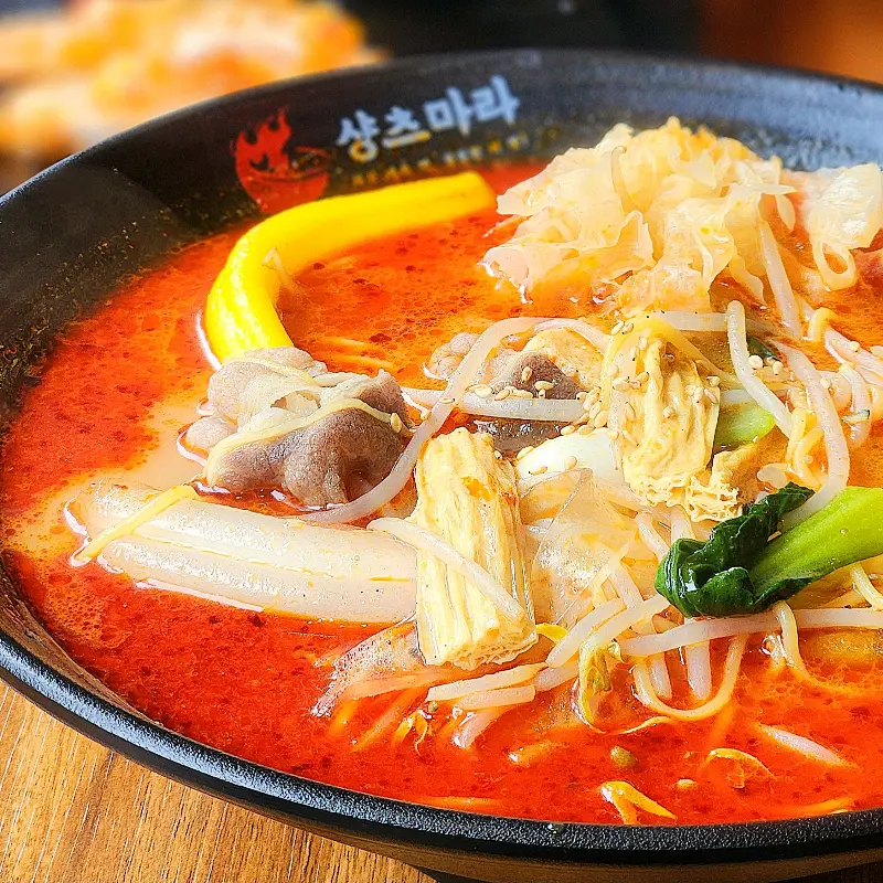 푸짐한 재료와 얼큰한 국물이 어우러진 마라탕