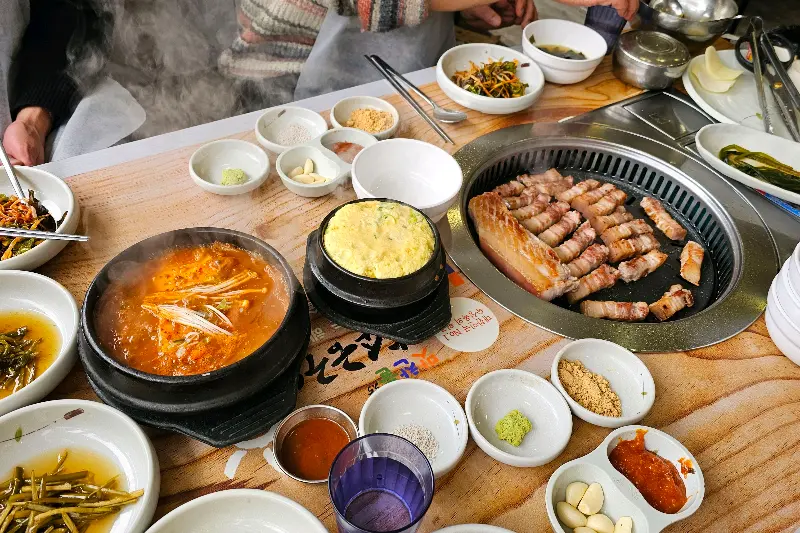 맛찬들 왕소금구이 한 상 차림