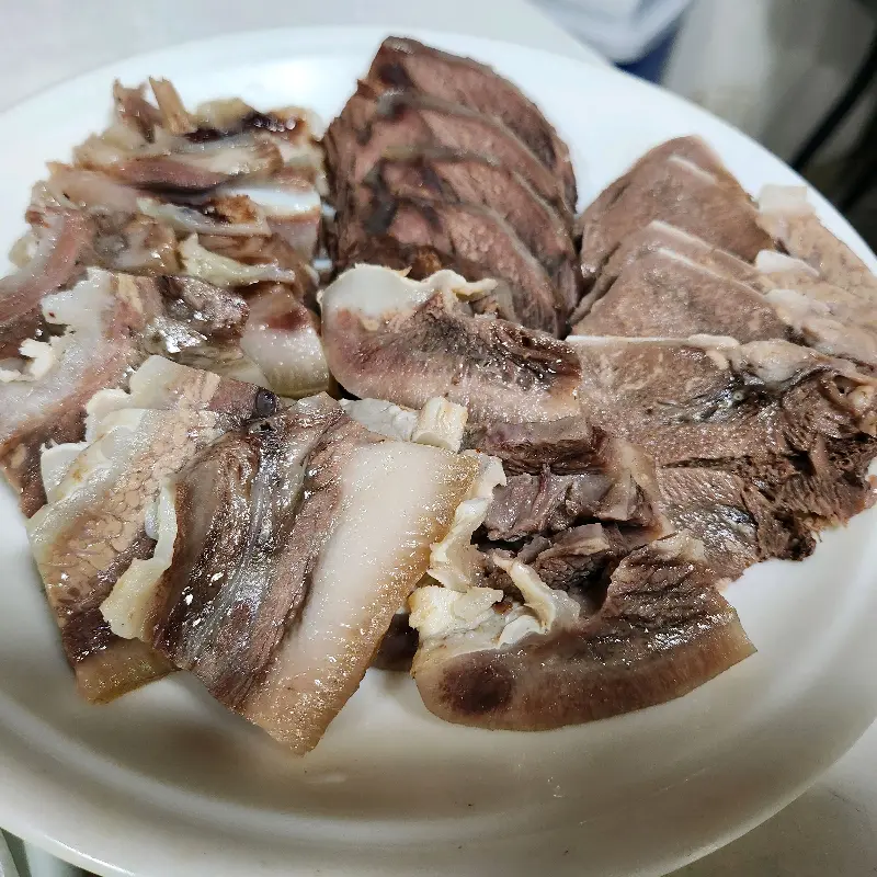 윤기가 흐르는 머릿고기