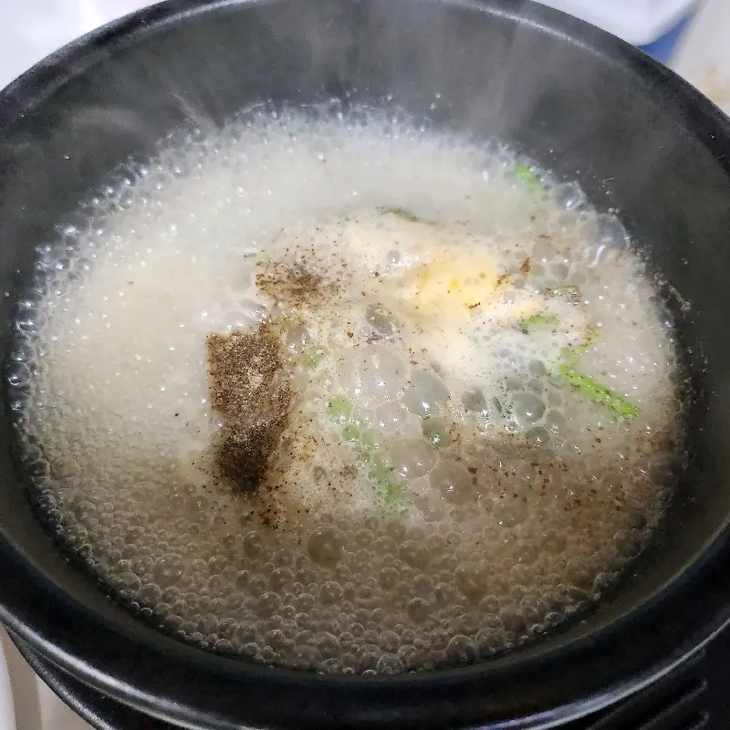 뚝배기 안에서 보글보글 끓고 있는 순대국밥