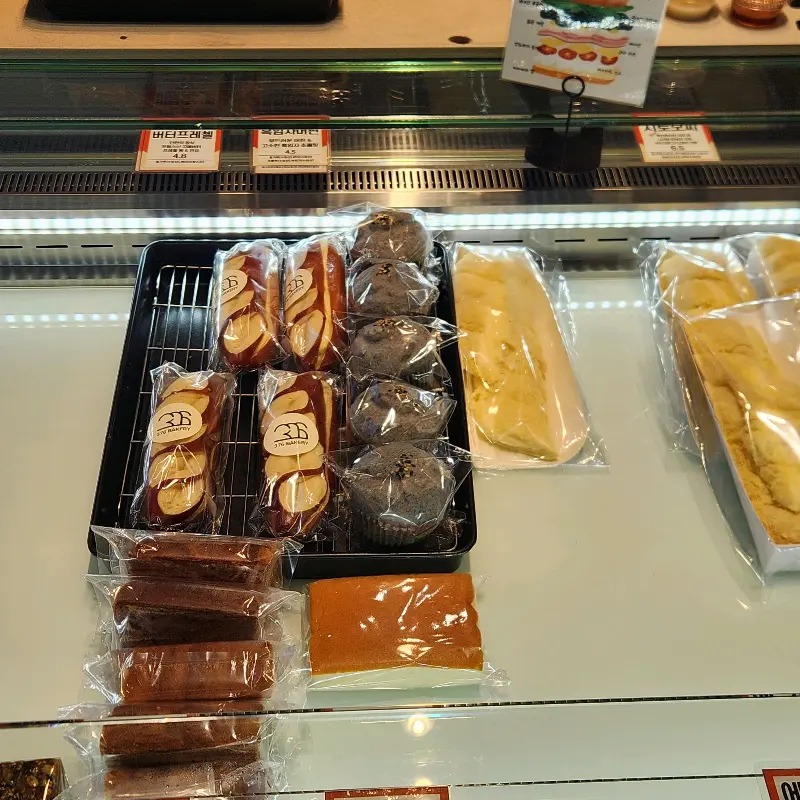 진열대 안의 빵들