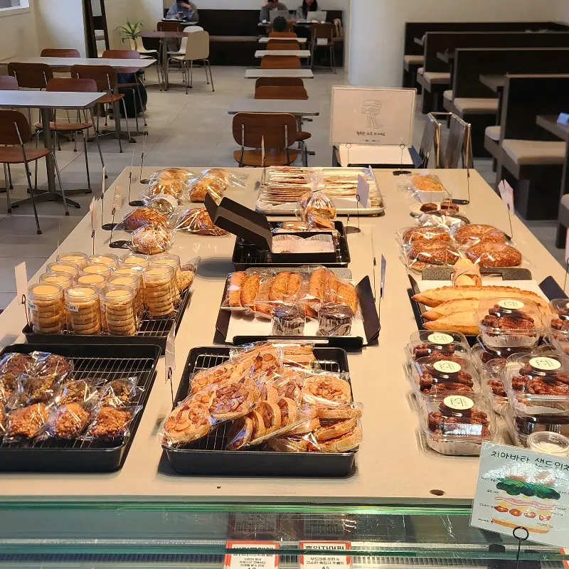 376 베이커리의 다채로운 빵 진열대