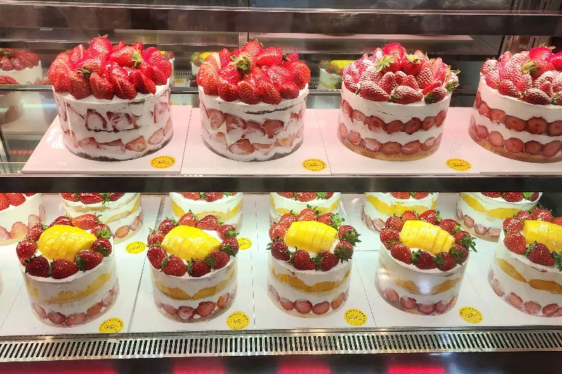 쇼케이스 안의 딸기 케이크들