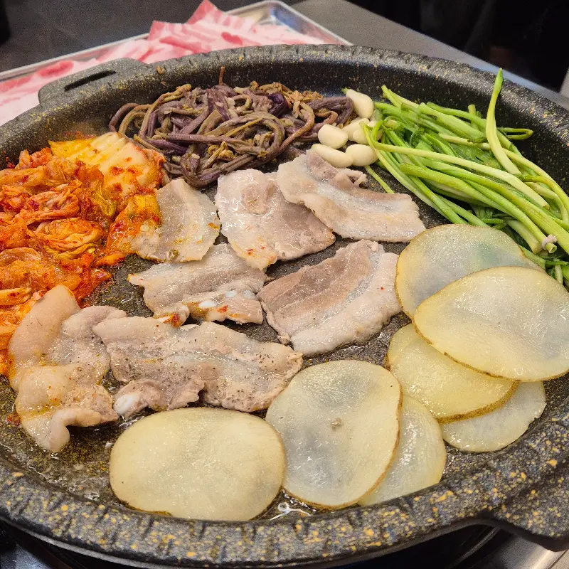 다양한 곁들임 재료와 함께 구워먹는 냉동 삼겹살